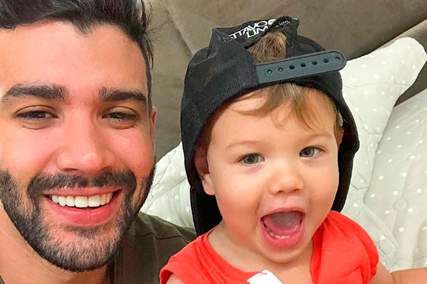 Gusttavo Lima ganha comida na boca do filho e se derrete