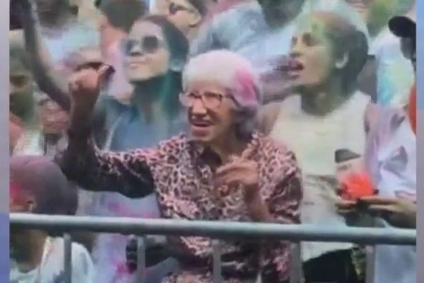 Idosa de 92 anos faz sucesso na balada e é flagrada fritando muito de tanto dançar!