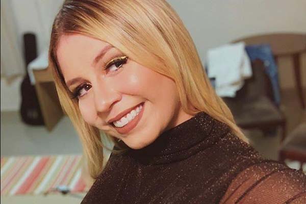 Marília Mendonça posa deitada de ladinho na cama e decote chama atenção