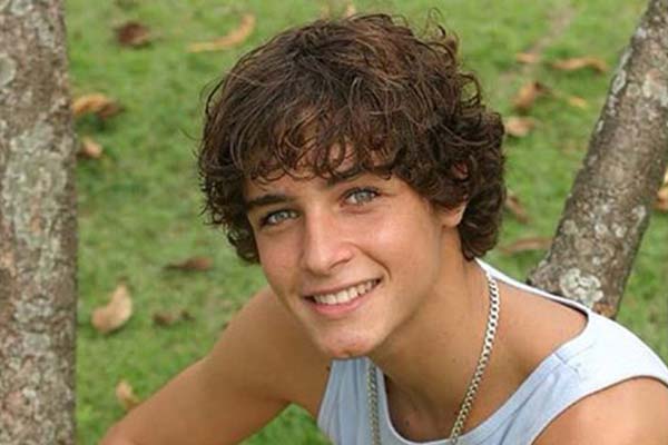 Lembra dele? Felipe Dylon aparece na praia e forma física chama atenção