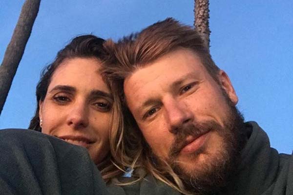 Rodrigo Hilbert revela que vai ser papai novamente e mostra a barriguinha da mulher