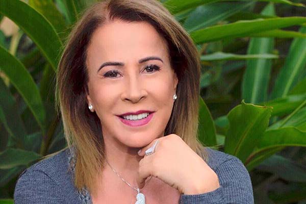 Zilu Camargo posa com vestido amarelo e cintura fininha impressiona