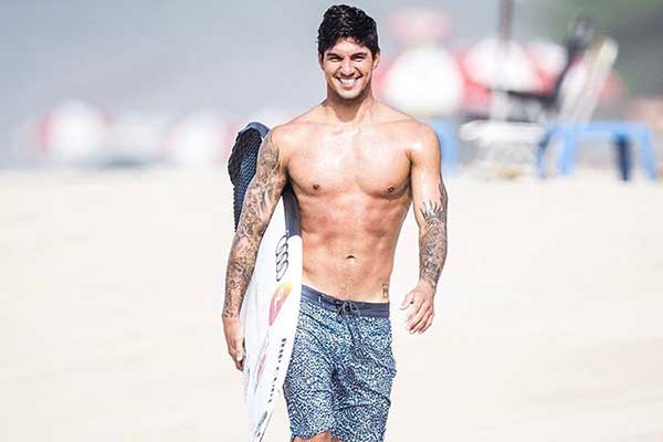 Vaza vídeo íntimo de Gabriel Medina na cama com mulheres
