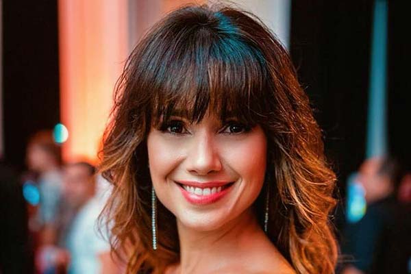 Paula Fernandes aposta em cropped branco e shortinho jeans