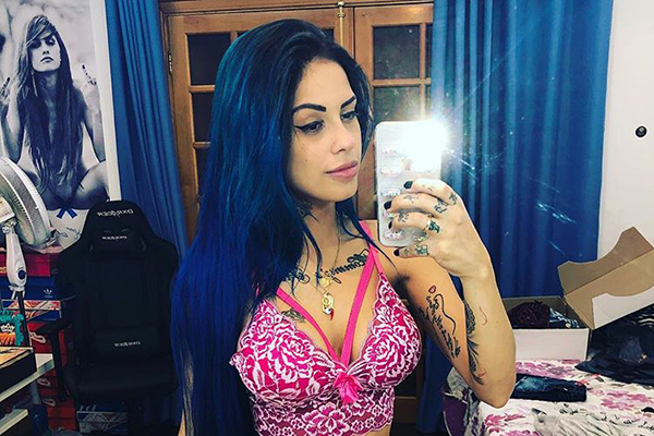 Tati Zaqui esquece de fechar as pernas e foto indiscreta causa rebuliço