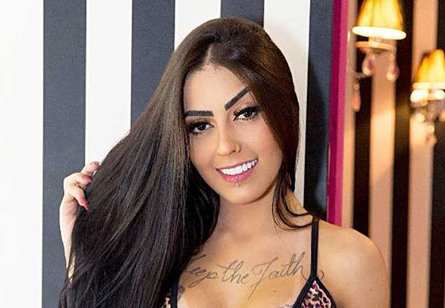 Sem sutiã, MC Mirella posa de cropped e acaba mostrando demais