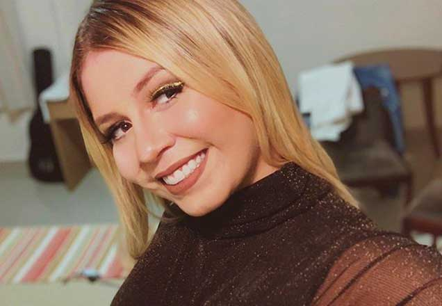 Com jaquetinha de onça, Marília Mendonça aposta em look com decote revelador