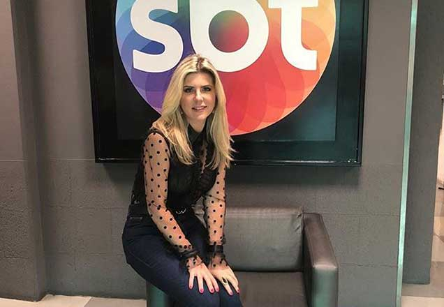 Íris Stefanelli aparece com look executiva e impressiona