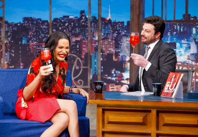 Luisa Marilac recorda história e bebe ‘bons drinks’ no The Noite!