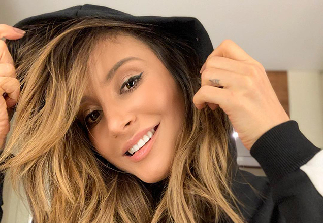 Sem maquiagem, Claudia Leitte posa de ladinho e mostra barriguinha