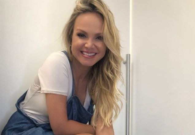 Eliana arrasa com look todo trabalhado no macacão ciganinho e fãs rasgam elogios