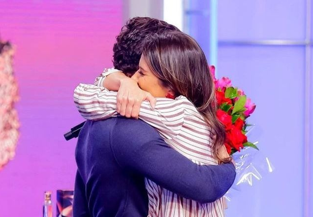 Pato e Rebeca Abravanel são batizados em Igreja; confira o momento