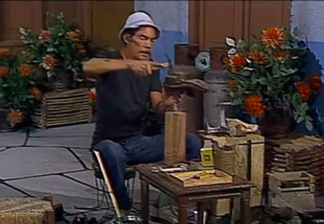 Seu Madruga trabalhando como carpinteiro