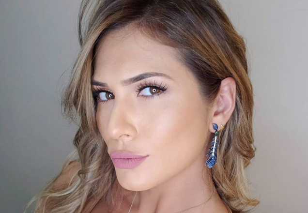 Lívia Andrade posta foto com vestido preto bem justo e arrasa!