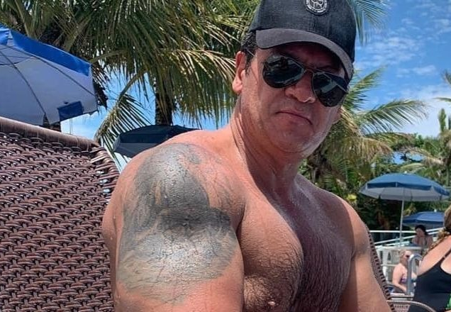 Como assim? Apresentador famoso é demitido por conta de foto picante com sunga