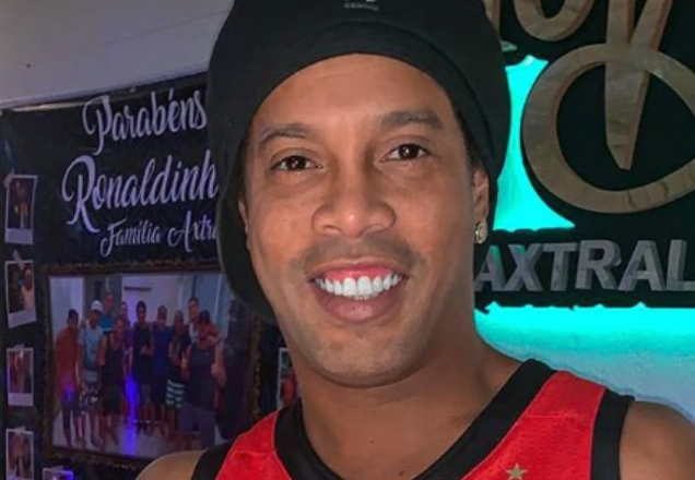 Relação a três de Ronaldinho vira processo milionário
