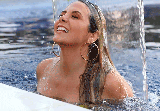 Carla Perez aposta em vestido metálico com fenda poderosa e arrasa