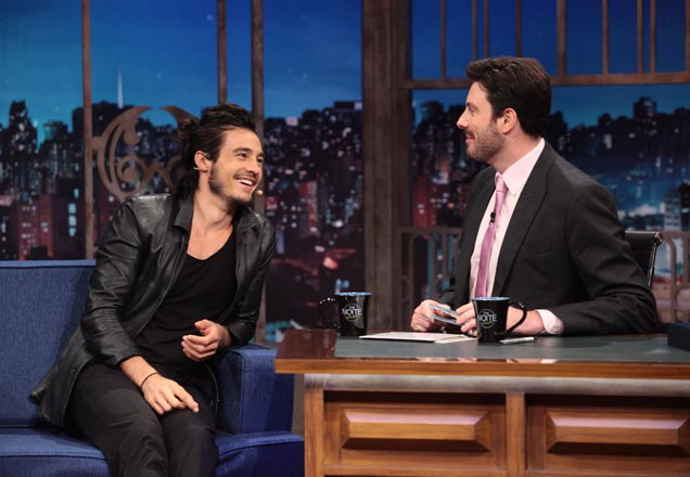 Relembre a entrevista com o cantor Tiago Iorc no The Noite