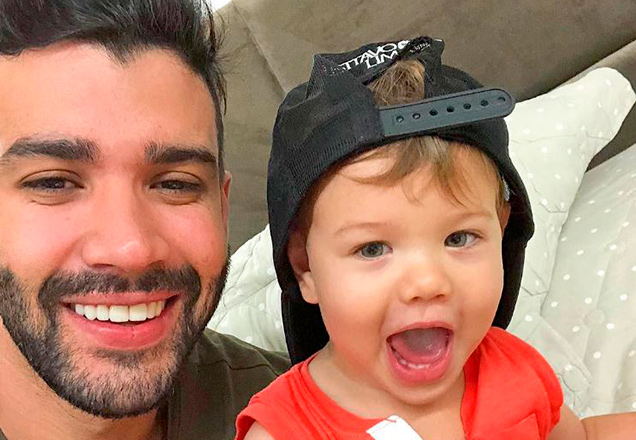 Filho de Gusttavo Lima invade palco do pai e rouba a cena
