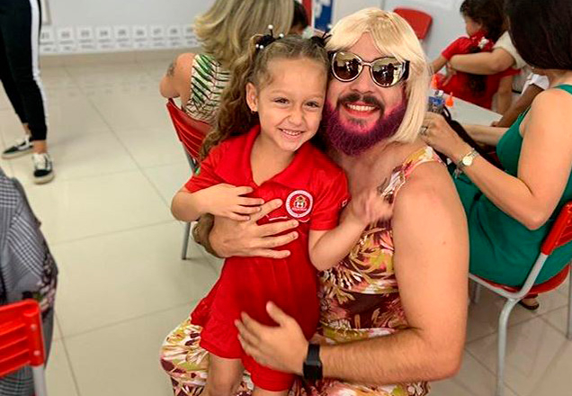 Pai viúvo se veste de mãe para comemorar Dia das Mães com a filha