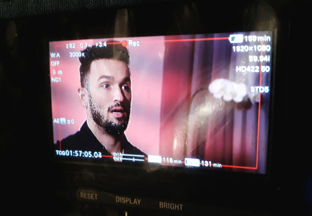 Imagem de Diego Hypólito aparece no visor da câmera usada para gravar a entrevista com o medalhista olímpico