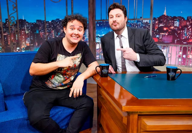 Gui Santana arrasa com suas imitações no The Noite
