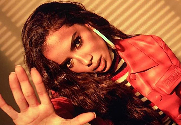 Anitta arrasa no look florescente e esbanja tudo em cima!