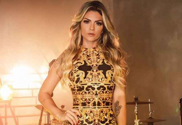 Kelly Key posa de biquíni e impressiona com barriga negativa