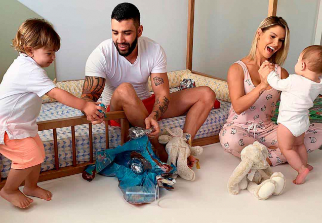 Andressa Suita mostra intimidade em família, mas banheira imensa rouba a cena