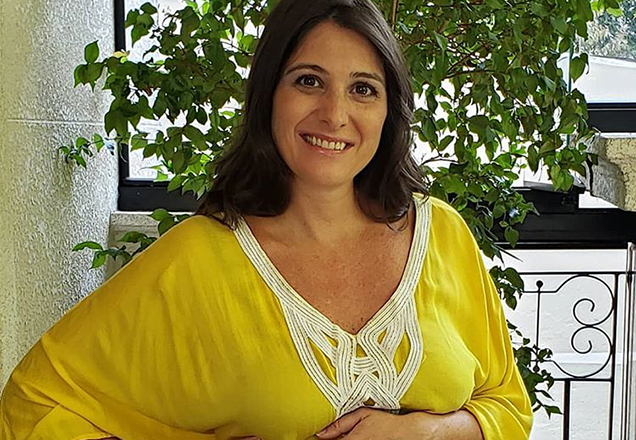 Poucos dias após dar à luz, Carol Fiorentino encanta ao aparecer grudadinha com a filha