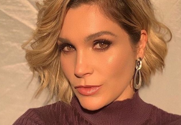 Flávia Alessandra faz sucesso com corpão e ganha cantada