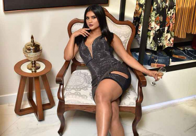 Mileide Mihaile solta a voz em show de Wesley Safadão