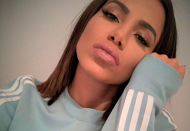 Anitta dá bronca em criança após vê-la batendo na avó