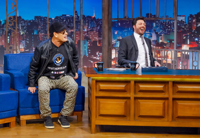 Sérgio Mallandro recria clipe do “Rap do Ovo” no The Noite desta quinta