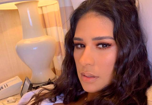 Após boatos de briga, Simone posa com o marido e se declara
