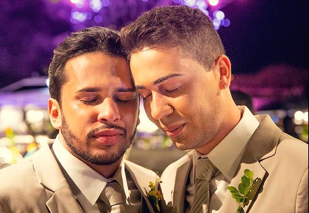 Marido de Carlinhos Maia chora ao defendê-lo após briga com Whindersson