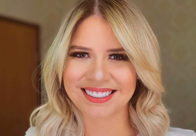 Marília Mendonça aposta em pretinho básico e decote arrasador