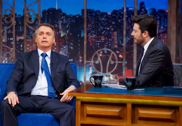 Em entrevista ao The Noite, Bolsonaro se emociona ao relembrar facada
