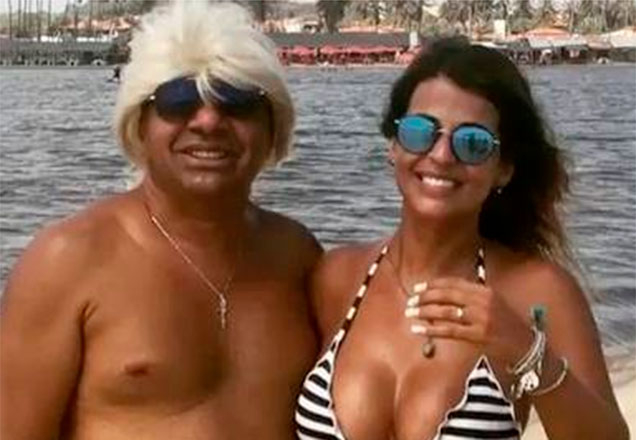 Tiririca posa com esposa lindíssima em piscina comemorando 22 anos de casado