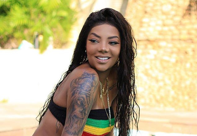 Ludmilla posta foto com a namorada e se declara: "me faz bem"