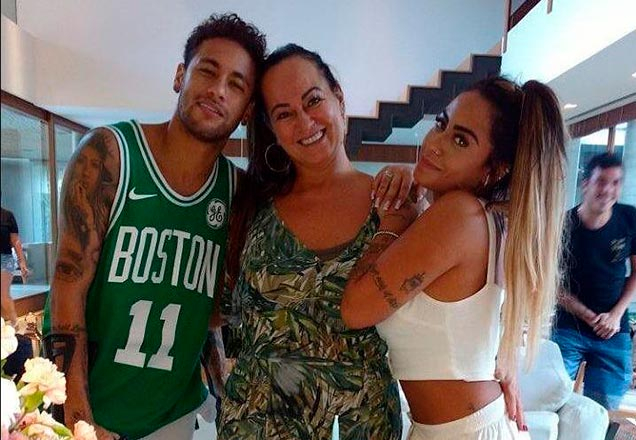 Em meio a polêmica, mãe de Neymar pede para que ele volte para Jesus
