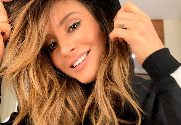 Claudia Leitte aparece de biquíni e barrigão chama atenção