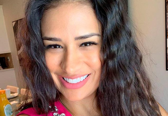 Simone mostra resultado da dieta ao vestir calça superlarga