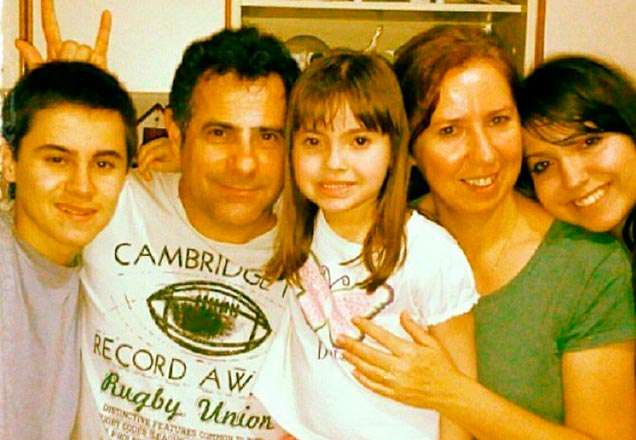 Irmã do ator Rafael Miguel abre álbum da família e emociona a todos