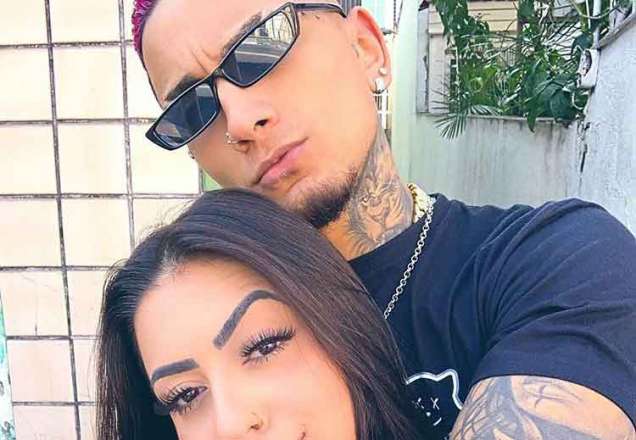 Namorado de MC Mirella enfia a cara da funkeira em bolo e gera climão