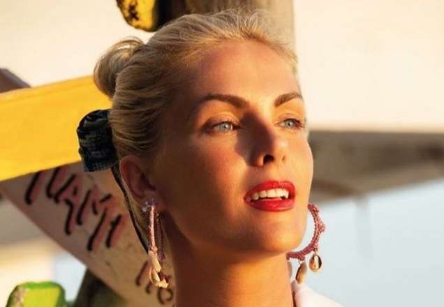 Ana Hickmann comete gafe na web e dá esporro gratuito em seguidor