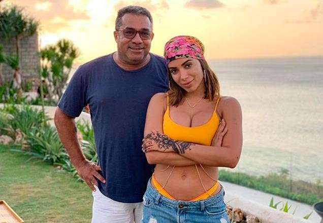 Pai de Anitta brinca com a vida amorosa agitada da filha e web não perdoa