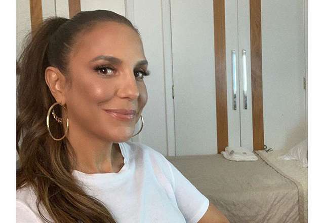 Ivete Sangalo surge toda trabalhada na transparência e exibe boa forma