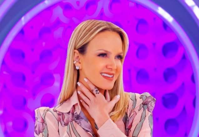 Eliana investe em saia de couro e camisa floral neste domingo