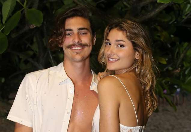 Ex-namorado de Sasha Meneghel é visto em clima de romance com loira na praia